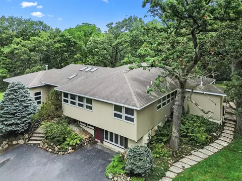 904 N Valley Hill Rd, Bull Valley, IL 60098