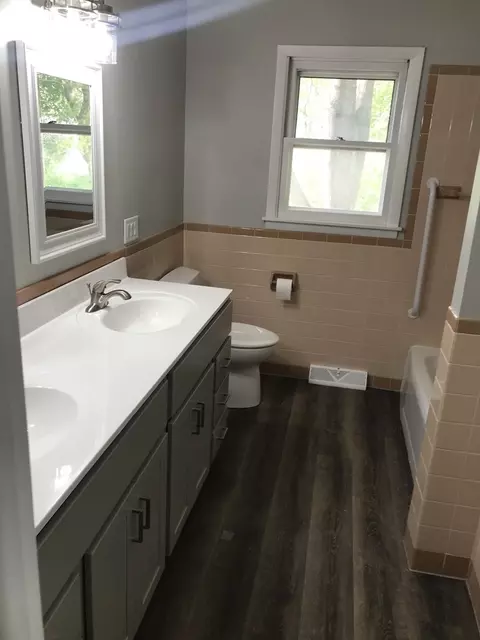 Bath - 806 Spear Dr, Normal, IL 61761 photo 5 of 5