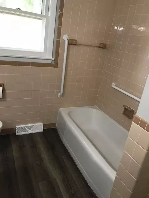 Bath - 806 Spear Dr, Normal, IL 61761 photo 2 of 5
