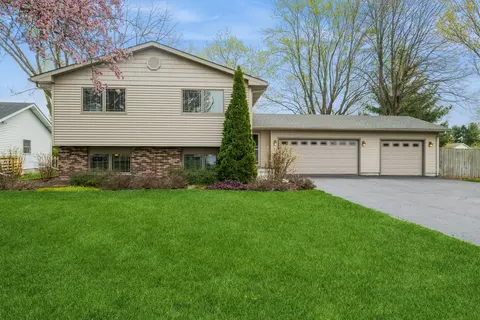 1268 Bunker St, Woodstock, IL 60098