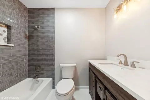 Bath - 139 Berkshire Dr, Wheeling, IL 60090 photo 2 of 3