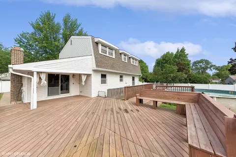 Exterior - 139 Berkshire Dr, Wheeling, IL 60090 photo 2 of 4