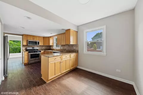 Kitchen - 139 Berkshire Dr, Wheeling, IL 60090 photo 2 of 2