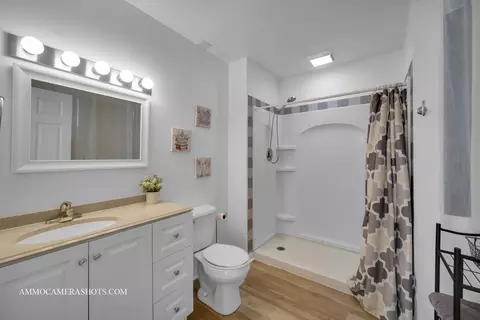 Bath - 2209 Blacksmith Dr, Wheaton, IL 60189 photo 2 of 5