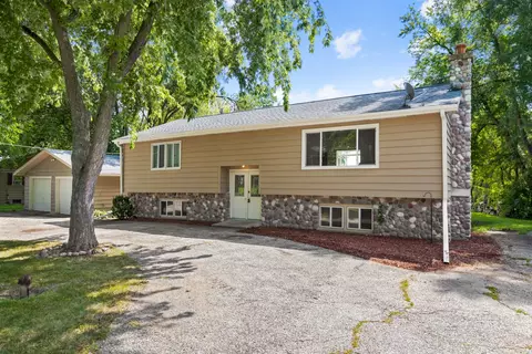 2911 W Lincoln Rd, Mchenry, IL 60051