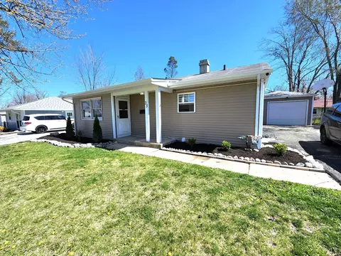 33 Evergreen Ln, Carpentersville, IL 60110