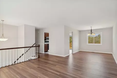 144 E Mcclellan Ct, Bartlett, IL 60103 photo 4