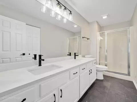 Bath - 1106 Yorkshire Ct #B, Elgin, IL 60120 photo 1 of 2