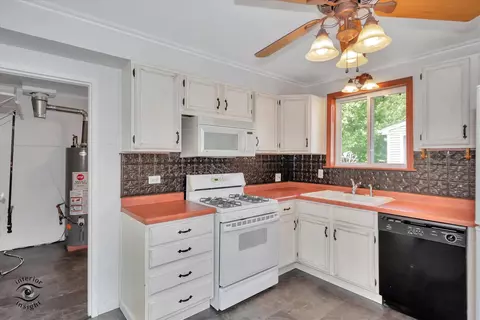 Kitchen - 336 Onarga St, Park Forest, IL 60466 photo 2 of 4