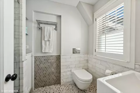 Bath - 440 Drexel Ave, Glencoe, IL 60022 photo 2 of 4
