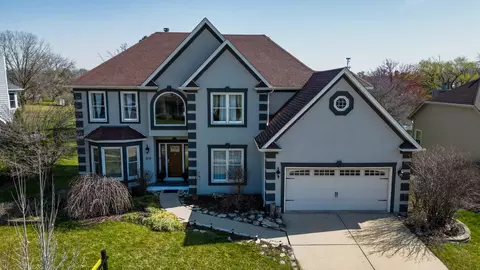 818 Clarendon Ln, Aurora, IL 60504