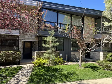 528 W Barry Ave, Chicago, IL 60657