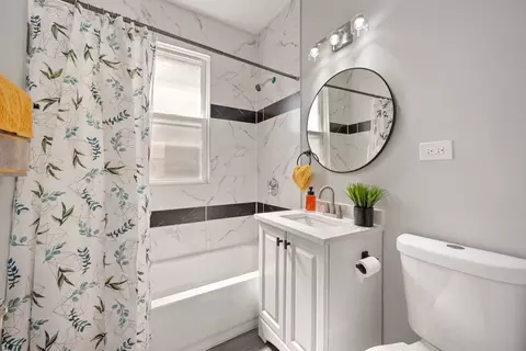 Bath - 15 E 99th Pl, Chicago, IL 60628 photo 1 of 2