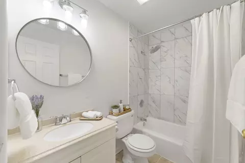 Bath - 4545 Prescott Ave #312, Lyons, IL 60534 photo 1 of 1