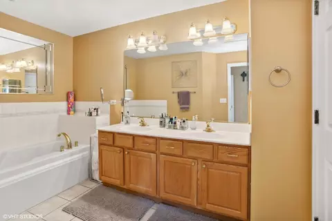 Bath - 5 N364 Rohlwing Rd, Itasca, IL 60143 photo 2 of 4