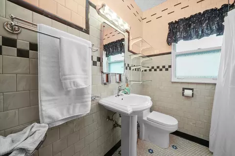 Bath - 6442 27th St, Berwyn, IL 60402 photo 1 of 1
