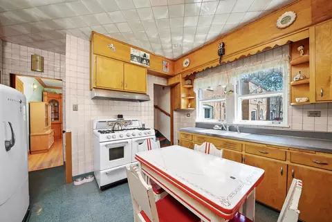 Kitchen - 6442 27th St, Berwyn, IL 60402 photo 3 of 3
