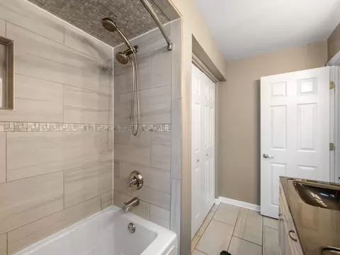 Bath - 640 Hunter Rd, Glenview, IL 60025 photo 2 of 3