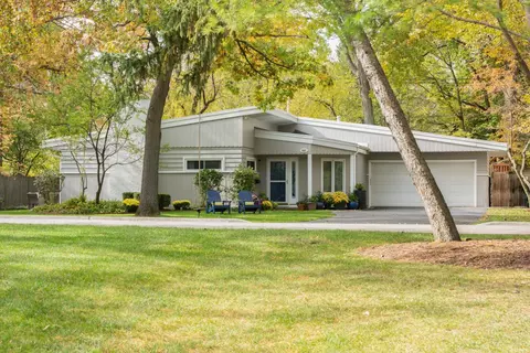 640 Hunter Rd, Glenview, IL 60025
