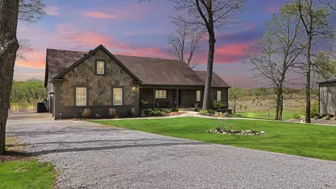 15 River Valley Rnch, White Heath, IL 61884