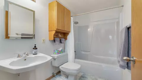 Bath - 4208 Waltham Rd, Roscoe, IL 61073 photo 3 of 3
