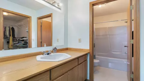Bath - 4208 Waltham Rd, Roscoe, IL 61073 photo 2 of 3