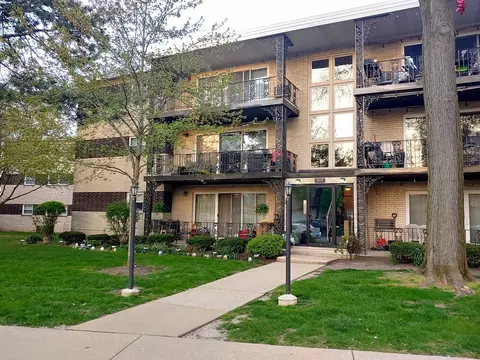 915 8th Ave #11, La Grange, IL 60525