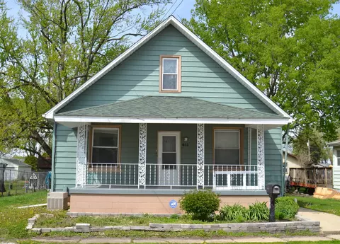 611 E Woodlawn St, Clinton, IL 61727