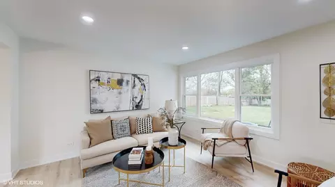 Living - 911 Countryside Dr, Wheaton, IL 60187 photo 2 of 5