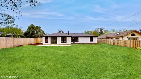 Exterior - 911 Countryside Dr, Wheaton, IL 60187 photo 3 of 4