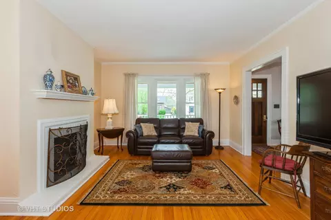 Living - 516 E Illinois St, Wheaton, IL 60187 photo 1 of 2