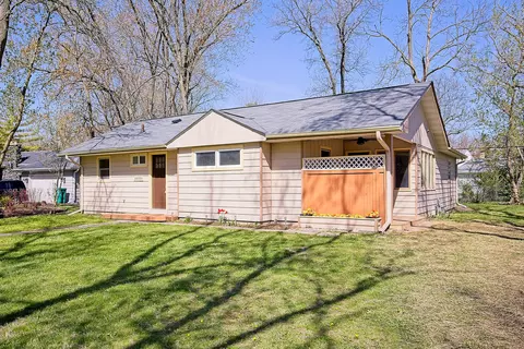 18100 W Valley Dr, Grayslake, IL 60030