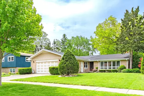 411 E Berkshire Ln, Mount Prospect, IL 60056