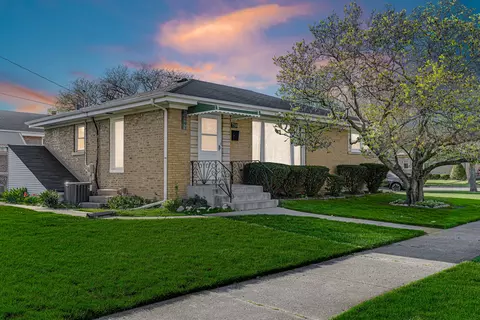 7550 Kenneth Ave, Skokie, IL 60076