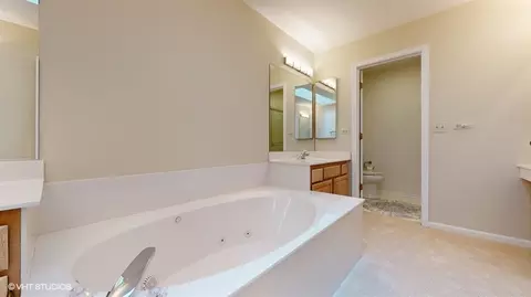 Bath - 225 E Theodore Ln, Itasca, IL 60143 photo 4 of 4