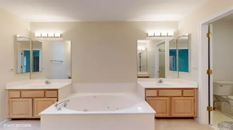 Bath - 225 E Theodore Ln, Itasca, IL 60143 photo 3 of 4