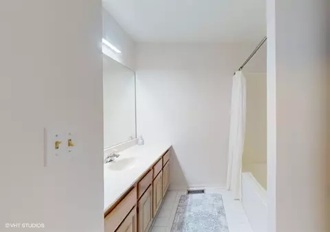 Bath - 225 E Theodore Ln, Itasca, IL 60143 photo 2 of 4