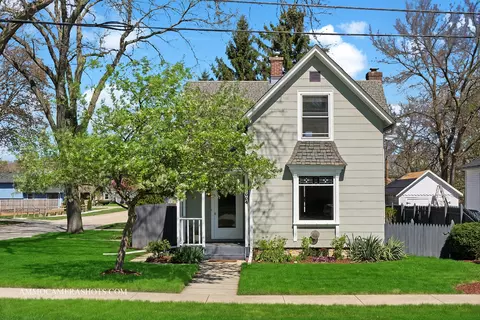 1004 Illinois Ave, Saint Charles, IL 60174