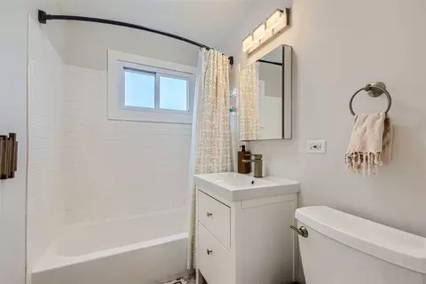 Bath - 465 Northgate Ct, Riverside, IL 60546 photo 1 of 2