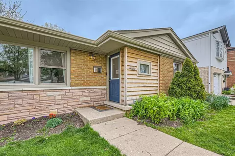 Exterior - 465 Northgate Ct, Riverside, IL 60546 photo 2 of 8