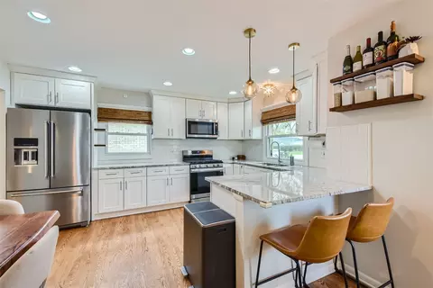 Kitchen - 465 Northgate Ct, Riverside, IL 60546 photo 3 of 5