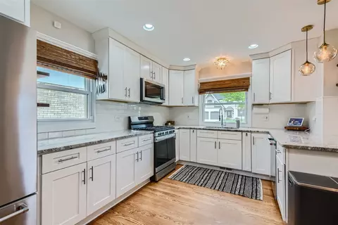 Kitchen - 465 Northgate Ct, Riverside, IL 60546 photo 2 of 5