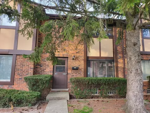 18 W208 Lathrop Ln, Villa Park, IL 60181