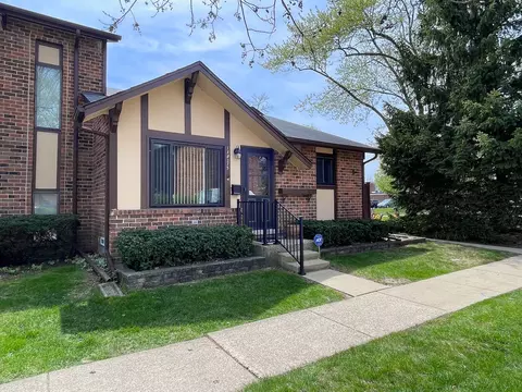 18 W275 Lowell Ln, Villa Park, IL 60181