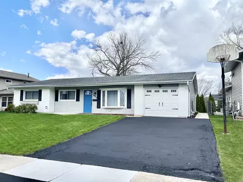 966 White Bridge Ln, Hanover Park, IL 60133