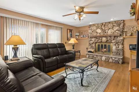 Living - 573 N 3rd Ave, Des Plaines, IL 60016 photo 1 of 7