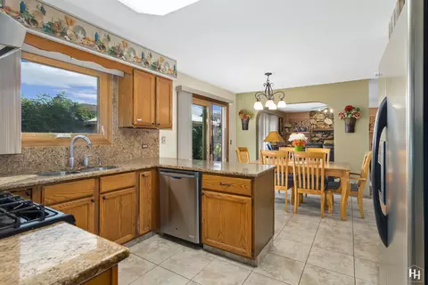 Kitchen - 573 N 3rd Ave, Des Plaines, IL 60016 photo 3 of 6