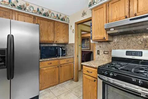 Kitchen - 573 N 3rd Ave, Des Plaines, IL 60016 photo 2 of 6