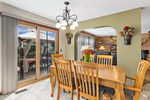 Dining - 573 N 3rd Ave, Des Plaines, IL 60016 photo 1 of 5