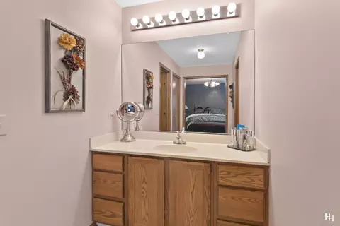 Bath - 573 N 3rd Ave, Des Plaines, IL 60016 photo 3 of 7